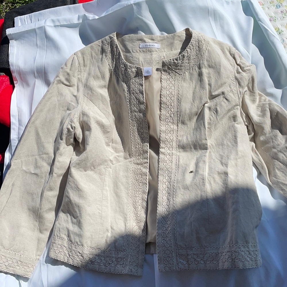 Ladies great condition cream color blazor. Sz med